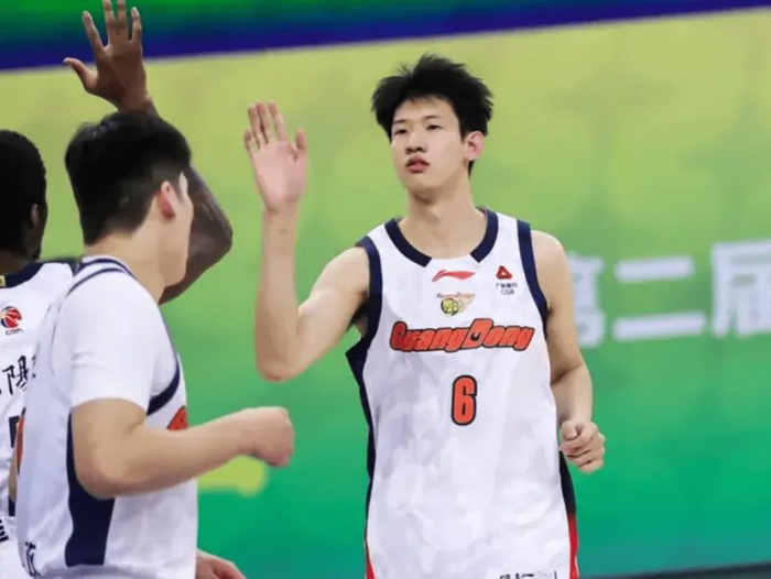 kaiyun-广东104-113上海1喜3忧！黄明依奇兵，内线+张皓嘉没法看！|CBA俱乐部杯|杜锋|球员|比赛|对手_新浪体育_新浪新闻