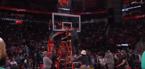 开云体育-文班赛前热身扣坏了篮筐，马刺全队提前回更衣室了