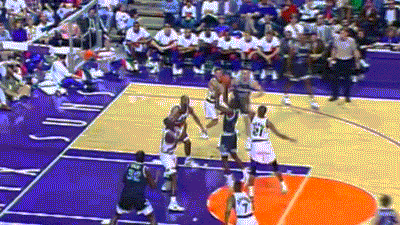 开云体育-文班赛前热身扣坏了篮筐，马刺全队提前回更衣室了