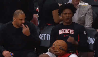 开云体育-文班赛前热身扣坏了篮筐，马刺全队提前回更衣室了