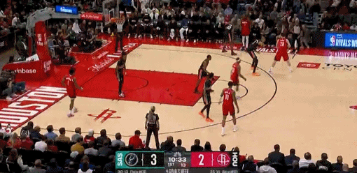 开云体育-文班赛前热身扣坏了篮筐，马刺全队提前回更衣室了