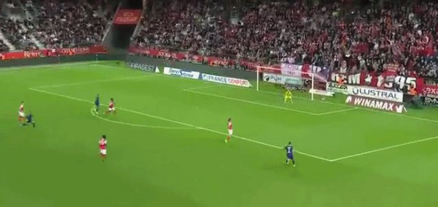 开云APP-【早报】梅西首秀体验功夫足球！热刺枪手“包围”英超